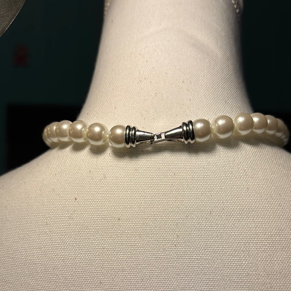 Timeless White Pearl Necklace Choker - Picture 3 of 3